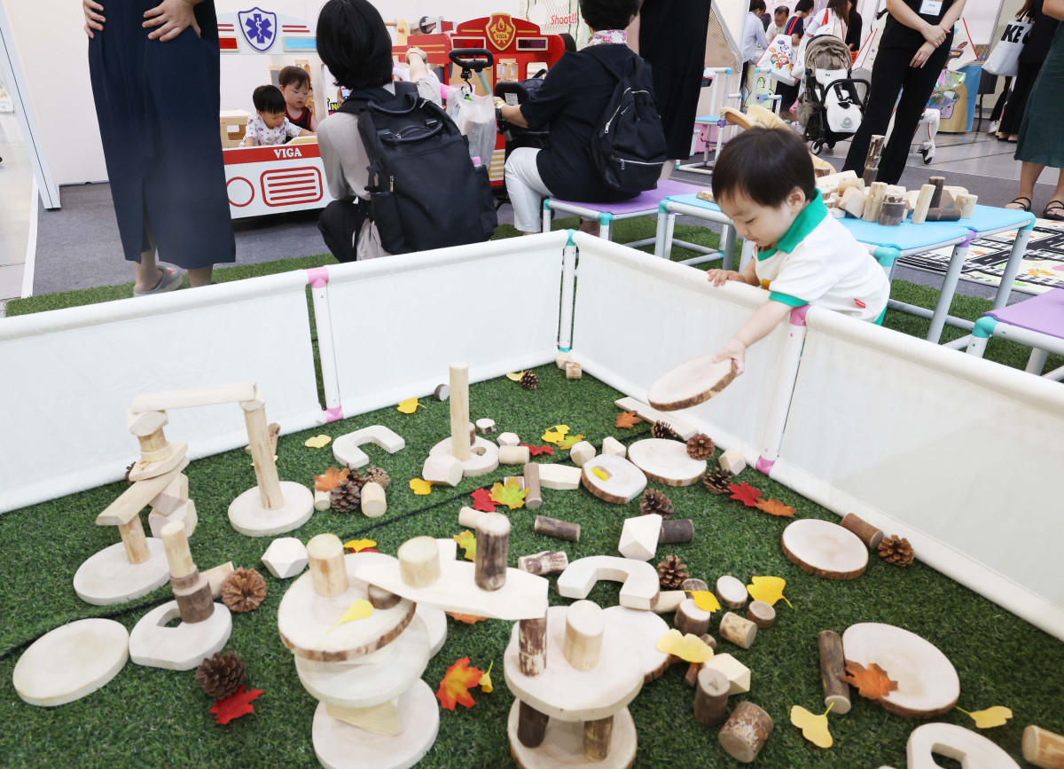 ▲10일 서울 강남구 코엑스에서 열린 제55회 서울국제유아교육전·키즈페어에서 참관객들이 다양한 유아용품을 살펴보고 있다. 서울국제유아교육전은 국내 최대 규모의 유아 전문 전시회로, 유아동 관련 교육, 용품, 서비스, 생활, 문화를 소개하는 자리다. 신태현 기자 holjjak@