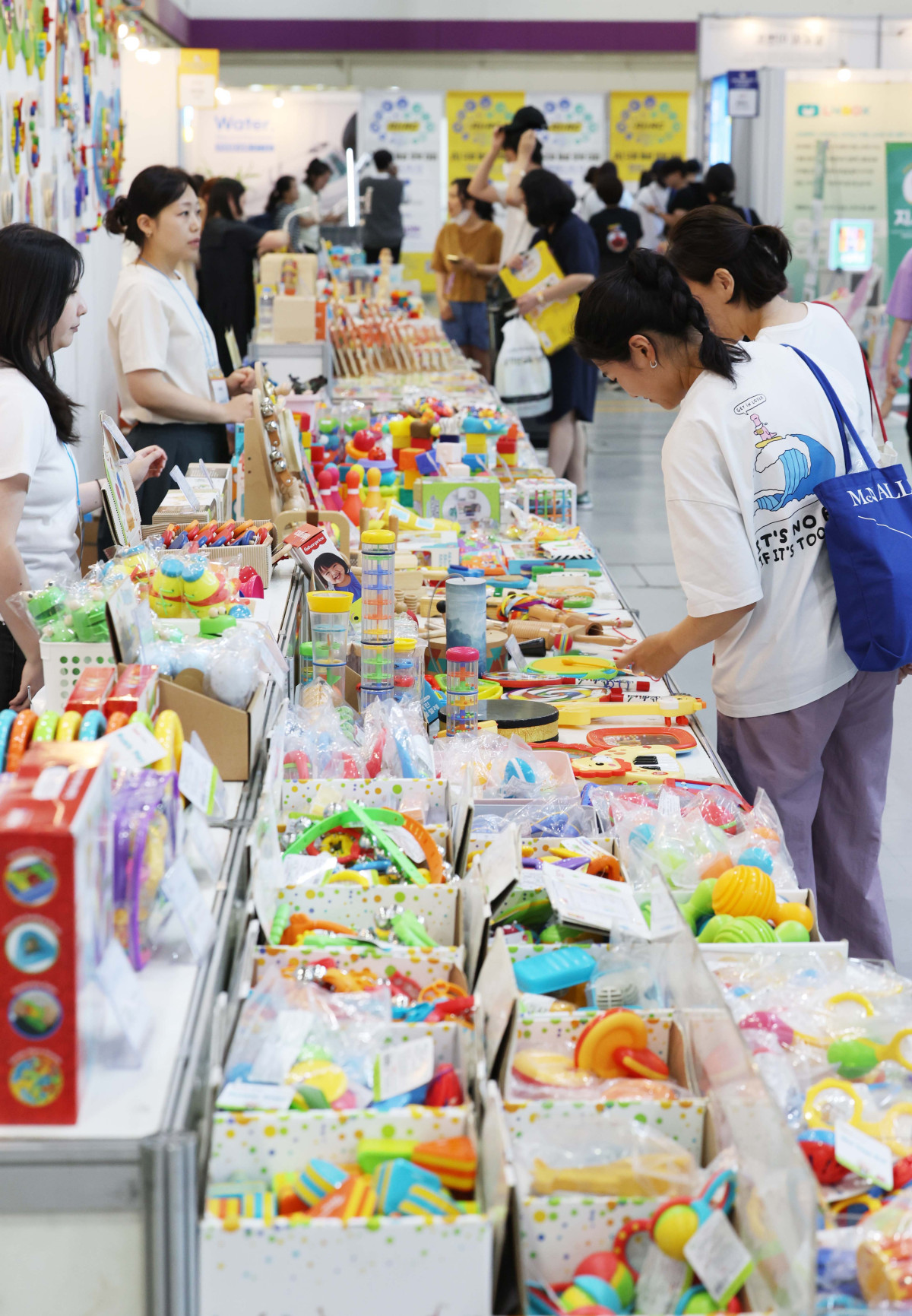 ▲10일 서울 강남구 코엑스에서 열린 제55회 서울국제유아교육전·키즈페어에서 참관객들이 다양한 유아용품을 살펴보고 있다. 서울국제유아교육전은 국내 최대 규모의 유아 전문 전시회로, 유아동 관련 교육, 용품, 서비스, 생활, 문화를 소개하는 자리다. 신태현 기자 holjjak@