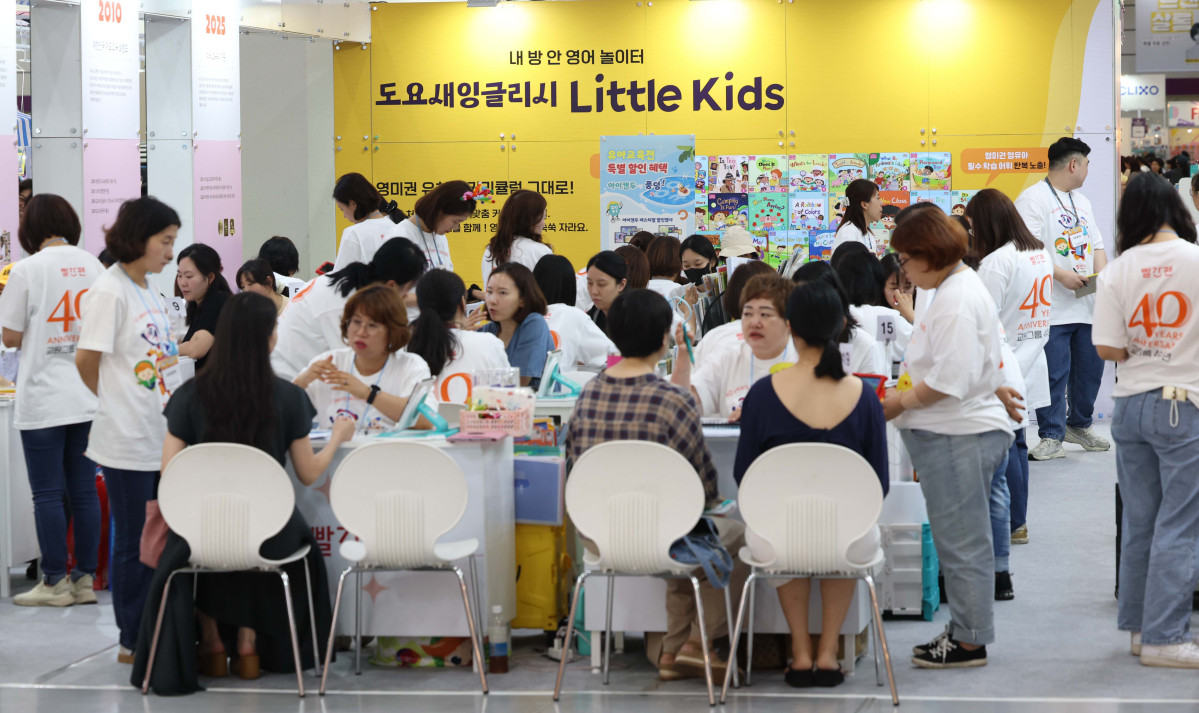 ▲10일 서울 강남구 코엑스에서 열린 제55회 서울국제유아교육전·키즈페어에서 참관객들이 유아교육도서 상담을 받고있다. 서울국제유아교육전은 국내 최대 규모의 유아 전문 전시회로, 유아동 관련 교육, 용품, 서비스, 생활, 문화를 소개하는 자리다. 신태현 기자 holjjak@