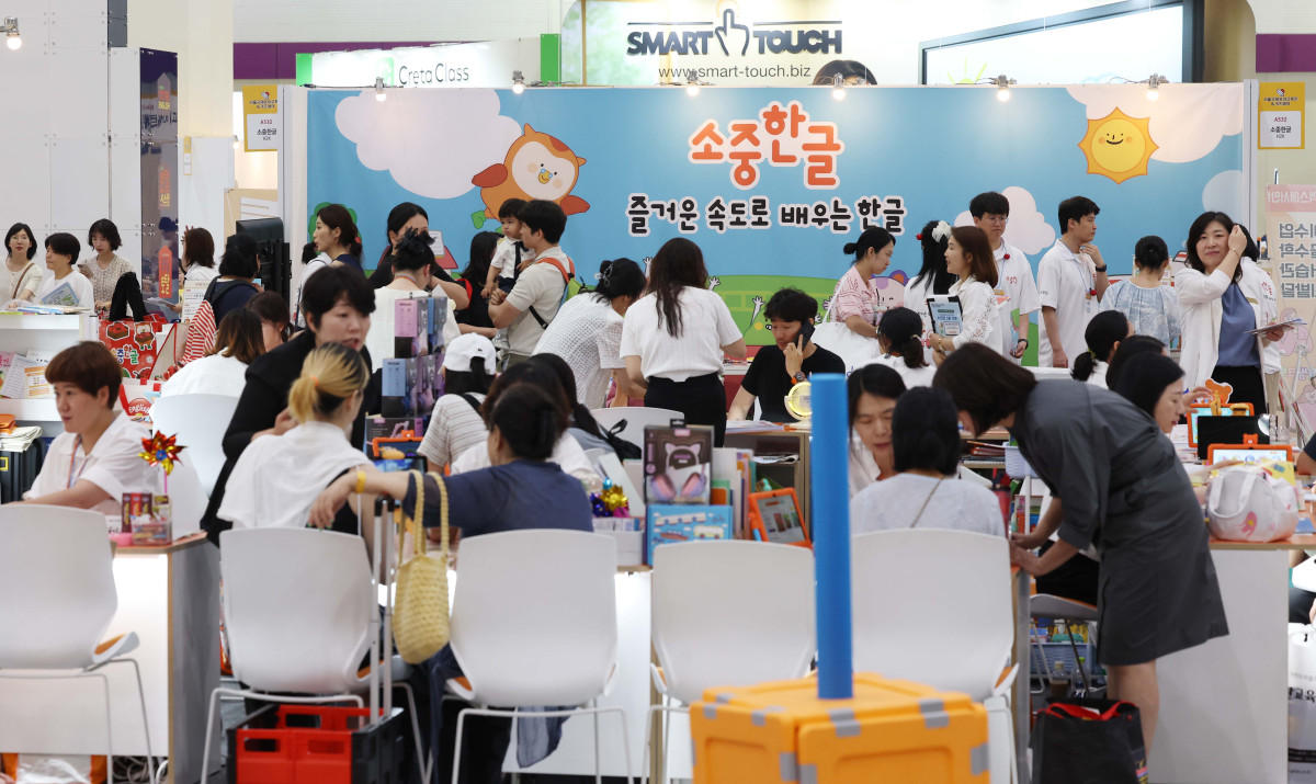 ▲10일 서울 강남구 코엑스에서 열린 제55회 서울국제유아교육전·키즈페어에서 참관객들이 유아교육도서 상담을 받고있다. 서울국제유아교육전은 국내 최대 규모의 유아 전문 전시회로, 유아동 관련 교육, 용품, 서비스, 생활, 문화를 소개하는 자리다. 신태현 기자 holjjak@