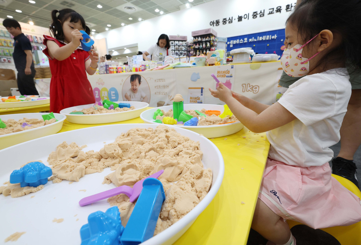▲10일 서울 강남구 코엑스에서 열린 제55회 서울국제유아교육전·키즈페어에서 유아들이 손에 묻지않는 모래놀이를 하고 있다. 서울국제유아교육전은 국내 최대 규모의 유아 전문 전시회로, 유아동 관련 교육, 용품, 서비스, 생활, 문화를 소개하는 자리다. 신태현 기자 holjjak@