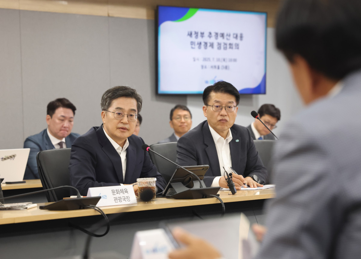 ▲10일 오전 김동연 경기도지사가 경기도청 서희홀에서 행정1.2부지사와 소관 실.국장이 참석한 가운데 정부 추경 관련 도 추진상황 점검 회의를 하고있다. (경기도)