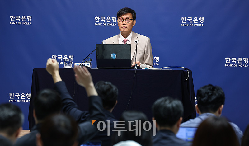 ▲이창용 한국은행 총재가 10일 서울 중구 한국은행에서 열린 금융통화위원회 금리 결정에 대한 기자간담회에서 발언하고 있다. 사진공동취재단