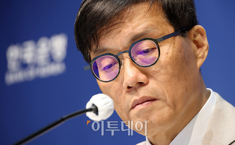 ▲이창용 한국은행 총재가 10일 서울 중구 한국은행에서 열린 금융통화위원회 금리 결정에 대한 기자간담회에서 발언하고 있다. 사진공동취재단