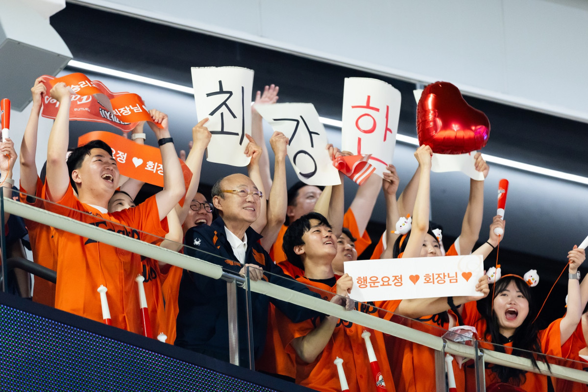 ▲김승연 한화그룹 회장이 지난 3일 대전 한화생명 볼파크를 방문해 임직원들과 함께 경기를 관람하고 있다. (한화)