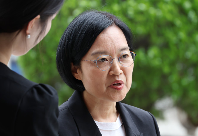 ▲한성숙 중소벤처기업부 장관 후보자가 24일 서울 여의도 인사청문회 준비 사무실로 출근하던 중 취재진 질문에 답하고 있다. 2025.06.24. (뉴시스)