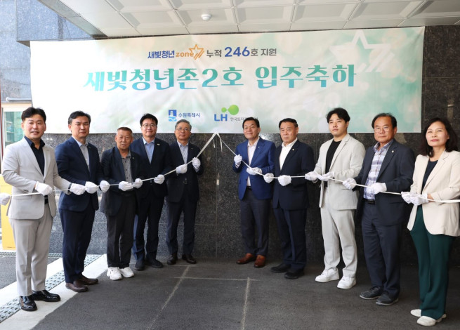 ▲이한준 LH 사장(왼쪽 다섯번 째) 등 새빛청년존Ⅱ 주택 입주 축하 행사 참석자들이 기념 촬영을 하고 있다. (사진제공=한국토지주택공사)
