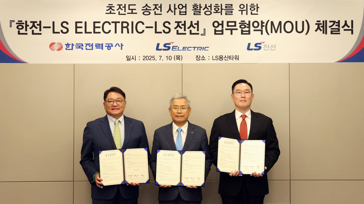 ▲김동철 한국전력 사장(가운데)이 10일 서울 LS용산타워에서 구자균 LS ELECTRIC 회장(왼쪽), 구본규 LS전선 대표이사와 ‘데이터센터 초전도 전력망 구축을 위한 기술협력 업무협약’을 체결한 후 기념 촬영을 하고 있다. (사진제공=한국전력)