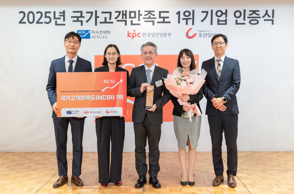 ▲지난 9일 서울 중구 롯데호텔에서 진행된 시상식에서 서장원 코웨이 대표이사(가운데)와 이용준 코웨이 고객품질본부장(왼쪽 첫 번째) 및 관계자들이 기념 촬영을 하고 있다. (사진제공=코웨이)