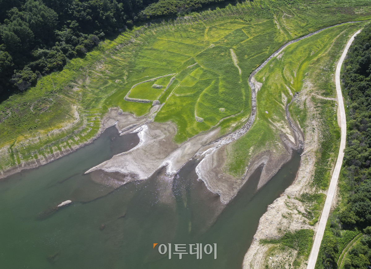 ▲전국이 연일 37도가 넘는 폭염이 이어지고 있는 가운데 10일 강원 춘천시 소양강 상류지역 하천이 바닥을 드러내고 있다. 조현호 기자 hyunho@