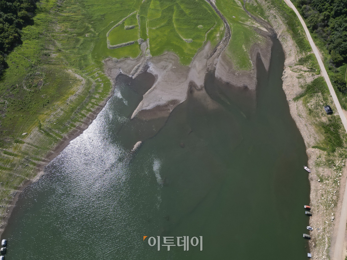 ▲전국이 연일 37도가 넘는 폭염이 이어지고 있는 가운데 10일 강원 춘천시 소양강 상류지역 하천이 바닥을 드러내고 있다. 조현호 기자 hyunho@