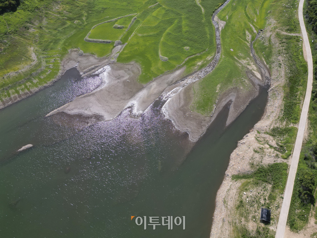 ▲전국이 연일 37도가 넘는 폭염이 이어지고 있는 가운데 10일 강원 춘천시 소양강 상류지역 하천이 바닥을 드러내고 있다. 조현호 기자 hyunho@