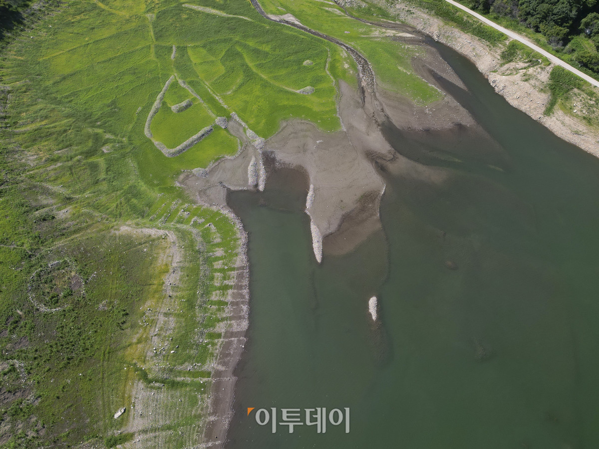 ▲전국이 연일 37도가 넘는 폭염이 이어지고 있는 가운데 10일 강원 춘천시 소양강 상류지역 하천이 바닥을 드러내고 있다. 조현호 기자 hyunho@