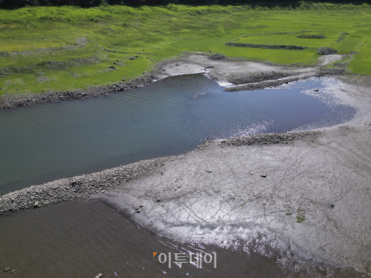 ▲전국이 연일 37도가 넘는 폭염이 이어지고 있는 가운데 10일 강원 춘천시 소양강 상류지역 하천이 바닥을 드러내고 있다. 조현호 기자 hyunho@