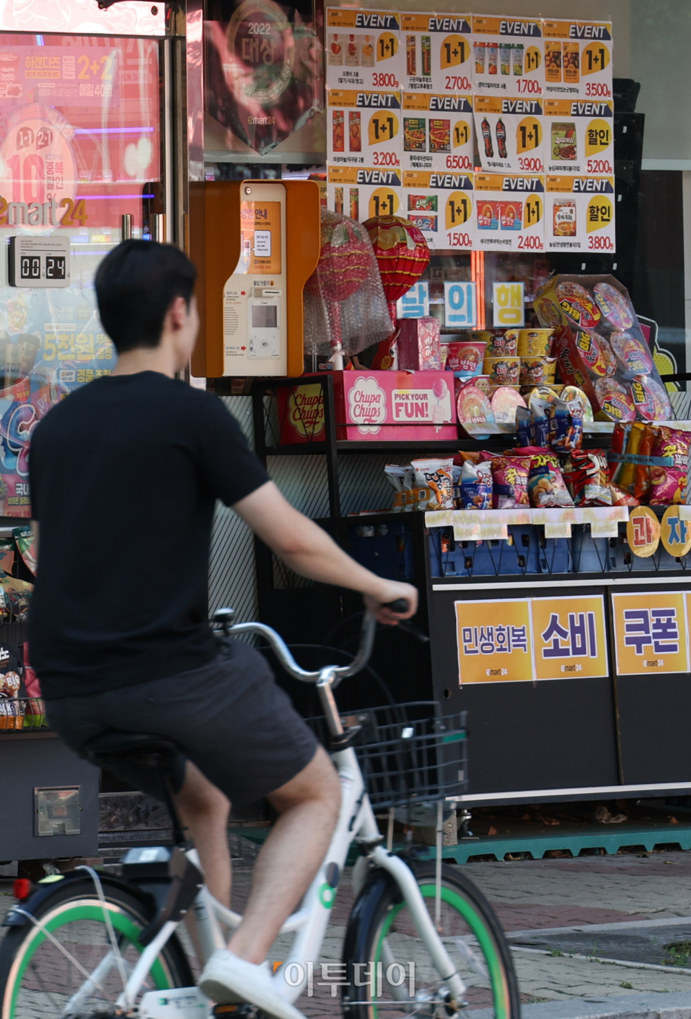▲1인당 15만원에서 최대 55만원까지 받을 수 있는 민생회복 소비쿠폰 지급을 앞두고 10일 서울의 한 편의점에 소비쿠폰 사용처 안내 문구가 붙어있다. 소비쿠폰은 이달 21일부터 카드사와 지역사랑상품권 앱·누리집 등에 접속해 온라인으로 신청하거나, 카드와 연계된 은행 및 지방자치단체(주민센터)에서 대면으로 신청하면 된다. 정부는 이달 안에 1차 소비쿠폰 지급을 완료하고 관계부처 태스크포스(TF) 준비 등을 거쳐 2개월 안에 건강보험료 등을 기준으로 하위 90% 국민에게 10만원을 추가로 지급할 예정이다. 소비쿠폰 관련 문자 결제사기(스미싱) 피해를 막기 위해 정부는 공식 문자에 '인터넷 주소 바로가기(URL)' 링크를 포함하지 않기로 했다. 고이란 기자 photoeran@