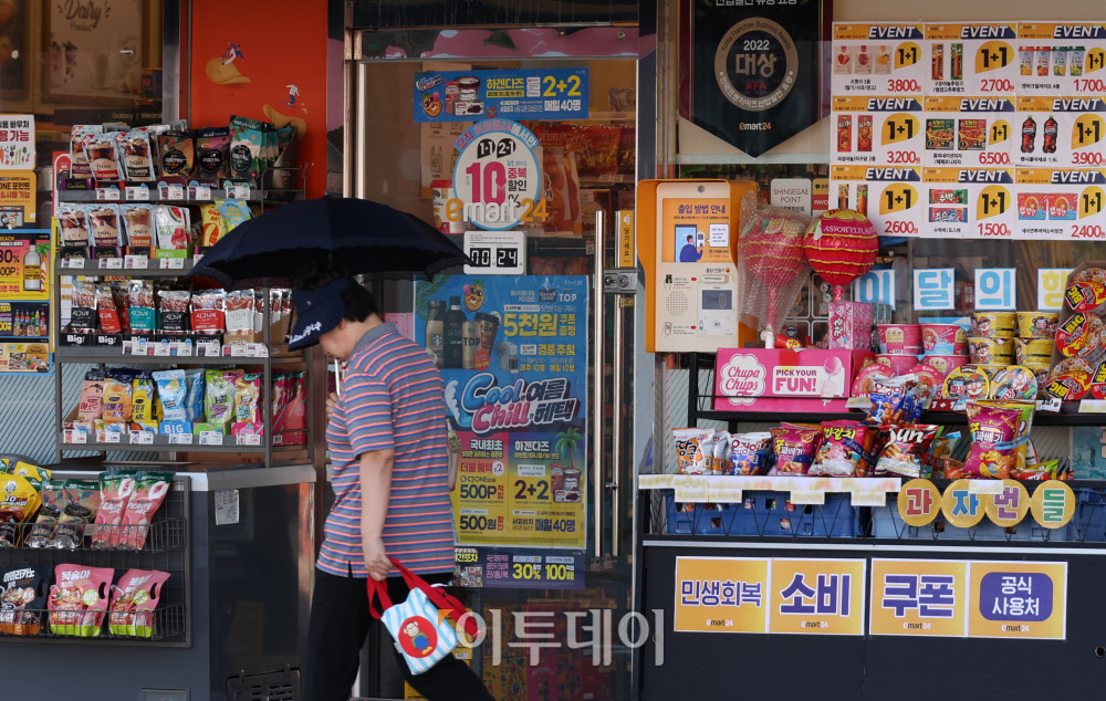 ▲1인당 15만원에서 최대 55만원까지 받을 수 있는 민생회복 소비쿠폰 지급을 앞두고 10일 서울의 한 편의점에 소비쿠폰 사용처 안내 문구가 붙어있다. 소비쿠폰은 이달 21일부터 카드사와 지역사랑상품권 앱·누리집 등에 접속해 온라인으로 신청하거나, 카드와 연계된 은행 및 지방자치단체(주민센터)에서 대면으로 신청하면 된다. 정부는 이달 안에 1차 소비쿠폰 지급을 완료하고 관계부처 태스크포스(TF) 준비 등을 거쳐 2개월 안에 건강보험료 등을 기준으로 하위 90% 국민에게 10만원을 추가로 지급할 예정이다. 소비쿠폰 관련 문자 결제사기(스미싱) 피해를 막기 위해 정부는 공식 문자에 '인터넷 주소 바로가기(URL)' 링크를 포함하지 않기로 했다. 고이란 기자 photoeran@