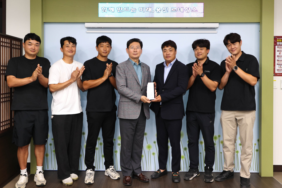 ▲이상일 용인특례시장이 동부모범운전자회와 원삼면 체육회로부터 사무실 이전 고충을 해결하고, 공공체육시설을 설치한 것과 관련해 감사패를 받았다.  (김재학 기자)