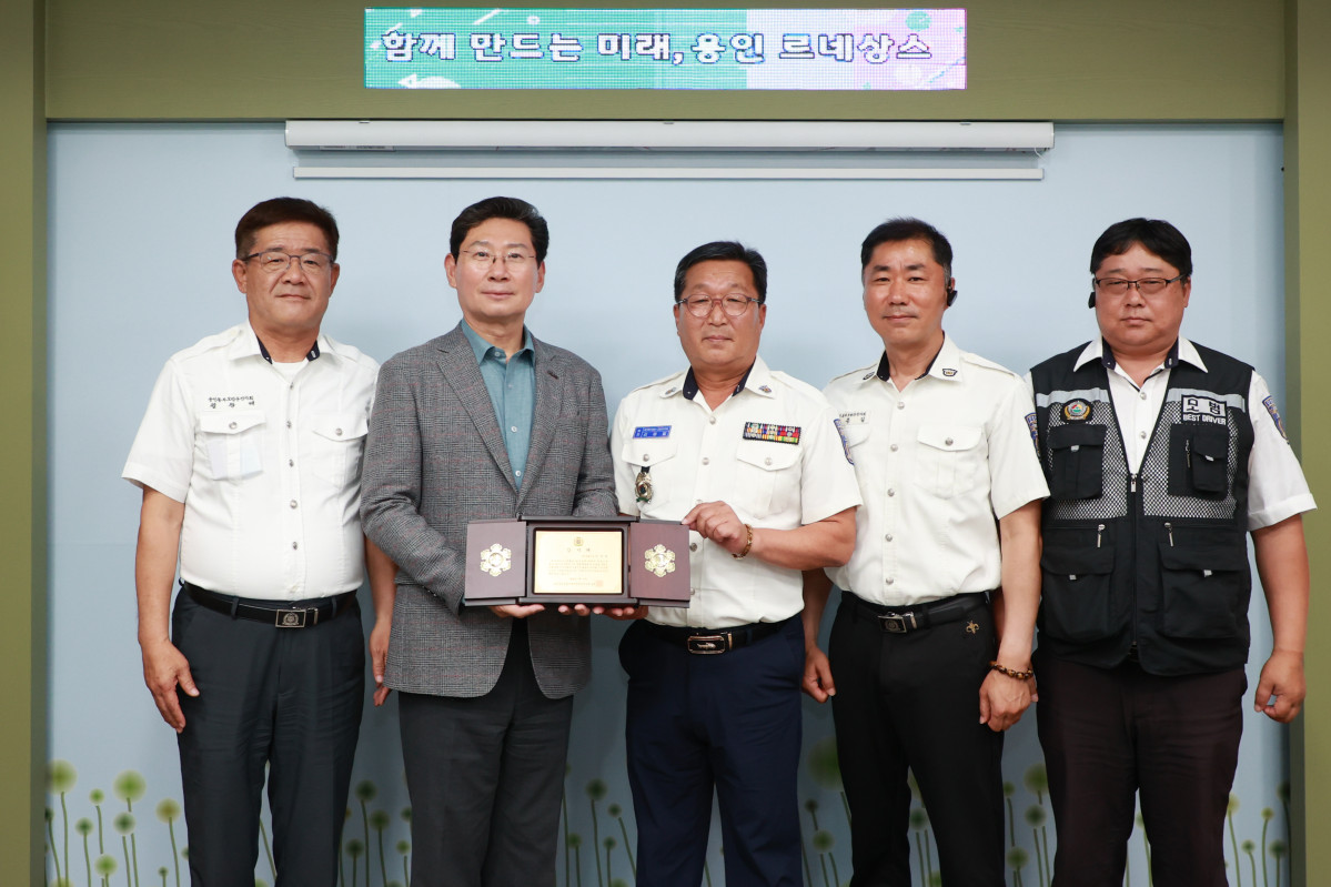 ▲이상일 용인특례시장이 동부모범운전자회와 원삼면 체육회로부터 사무실 이전 고충을 해결하고, 공공체육시설을 설치한 것과 관련해 감사패를 받았다.  (김재학 기자)