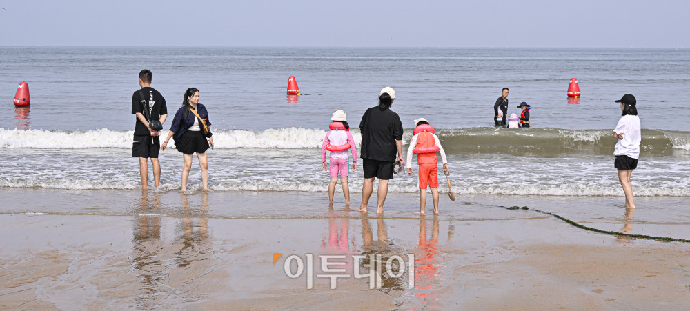 ▲전국에 폭염특보가 발효 중인 6일 인천 중구 을왕리해수욕장에서 시민들이 물놀이를 하며 더위를 식히고 있다. 조현호 기자 hyunho@