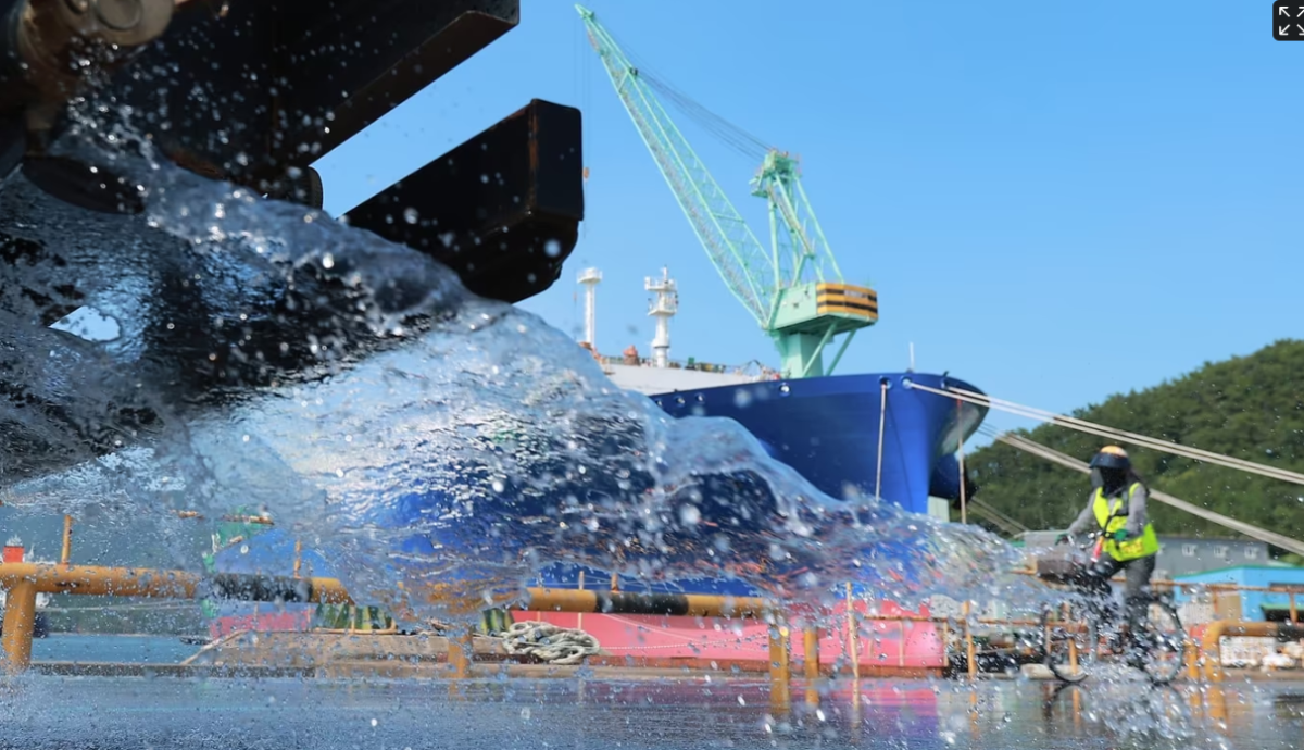 ▲거제 고현 삼성중공업에서는 폭염속에 야드에 물을 뿌리고 있다. 사진제공 삼성중공업 