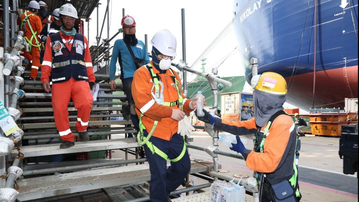 ▲거제 아주동 한화오션에서는 작업자들에게 시원한 생수를 제공하고 있다. 사진제공 한화오션