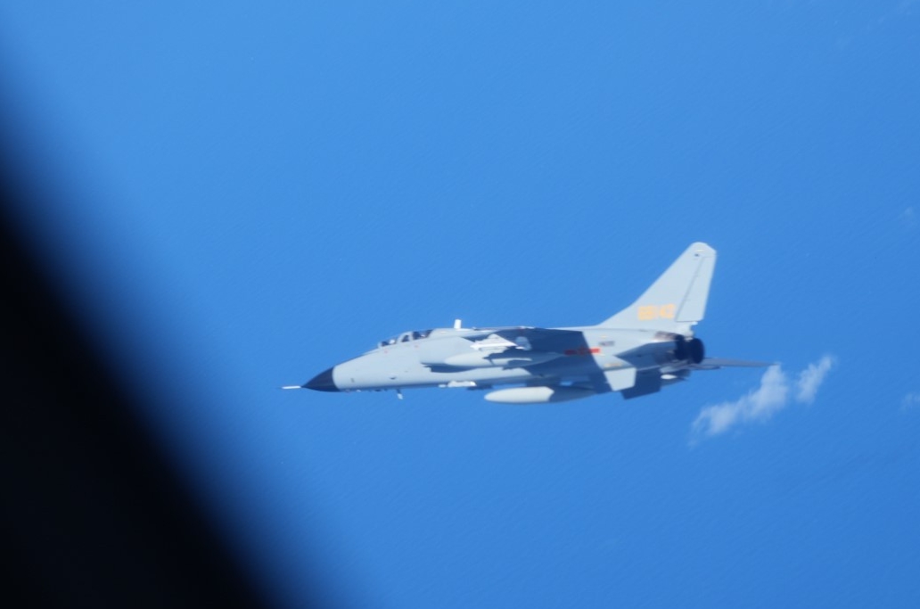 ▲10일 일본 방위성이 공개한, 항공자위대 정보수집기에 근접 비행 중인 중국 공군 전폭기 모습. (출처 日방위성)