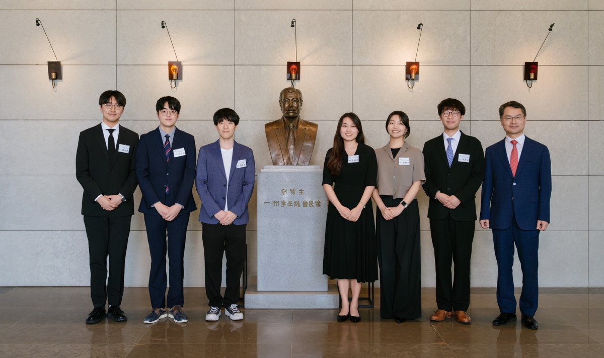 ▲일주(一洲) 고(故) 이임용 태광그룹 창업주 흉상 앞에서 김민수 일주학술문화재단 이사장(맨 오른쪽)과 장학생들이 기념촬영을 하고 있다. (사진= 태광그룹)