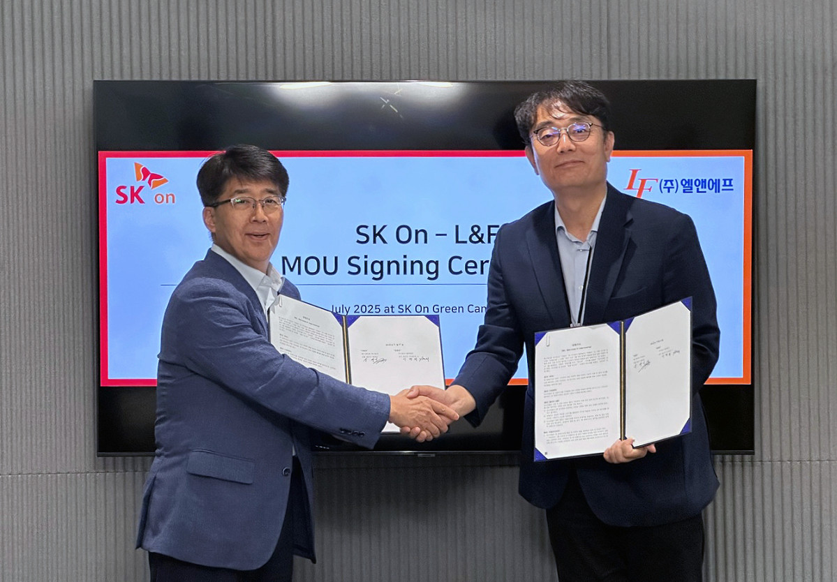 ▲신영기 SK온 구매본부장(좌측)과 이병희 엘앤에프 최고운영책임자(COO)가 10일(목) 오후 서울 종로구 SK온 그린캠퍼스에서북미 지역 LFP 배터리 양극재 공급을 위한 업무협약(MOU) 체결 후 기념 촬영에 임하고 있다. (사진= SK온)