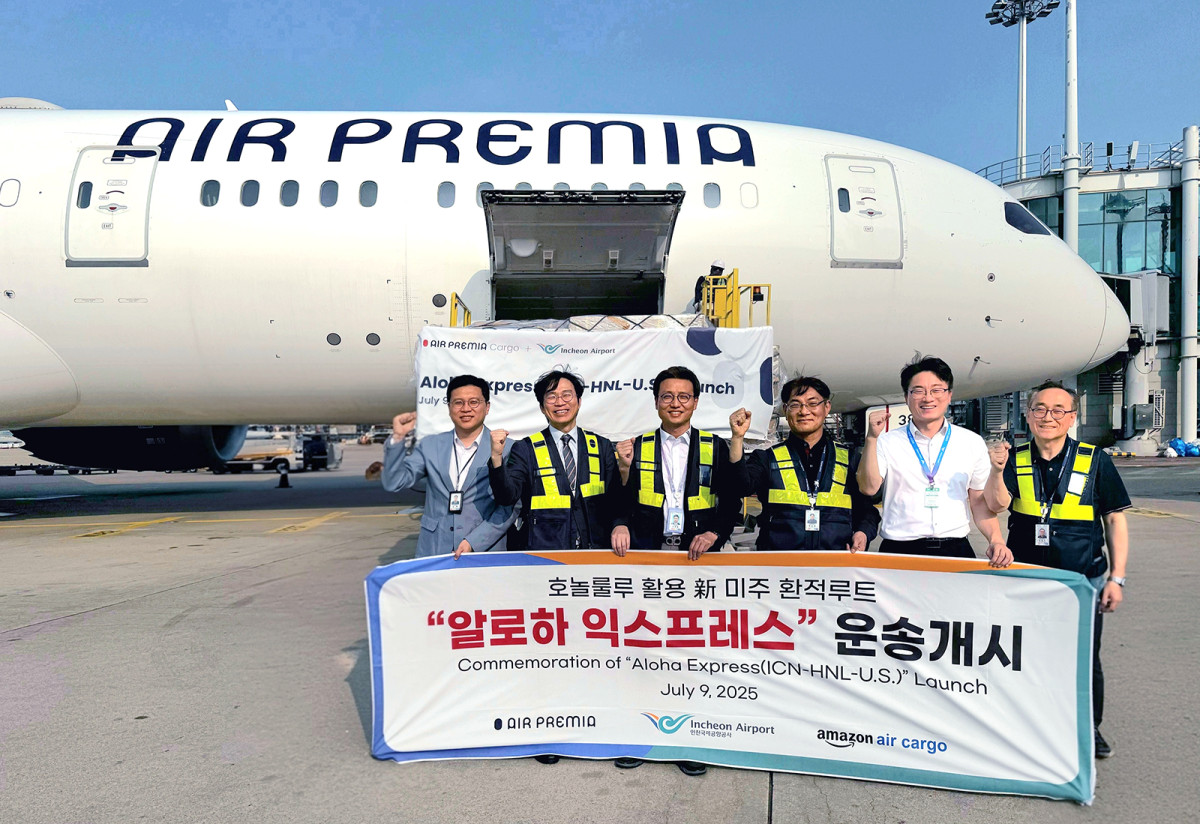 ▲9일 인천국제공항 계류장에서 에어프레미아의 인천~호놀룰루 항공편의 첫 화물이 탑재되는 모습. 김도길(사진 오른쪽 세번째) 에어프레미아 화물판매실장과 김영일 인천국제공항공사 항공물류처장(왼쪽 세번째) 등 관계자들이 첫 운항편에 앞서 기념촬영을 하고 있다. (사진=에어프레미아)