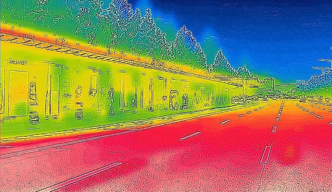 ▲광주 서구 광천동 버스정류장 인근 도로를 열화상 카메라로 최근 촬영한 모습이다. (사진 제공 = 연합뉴스)