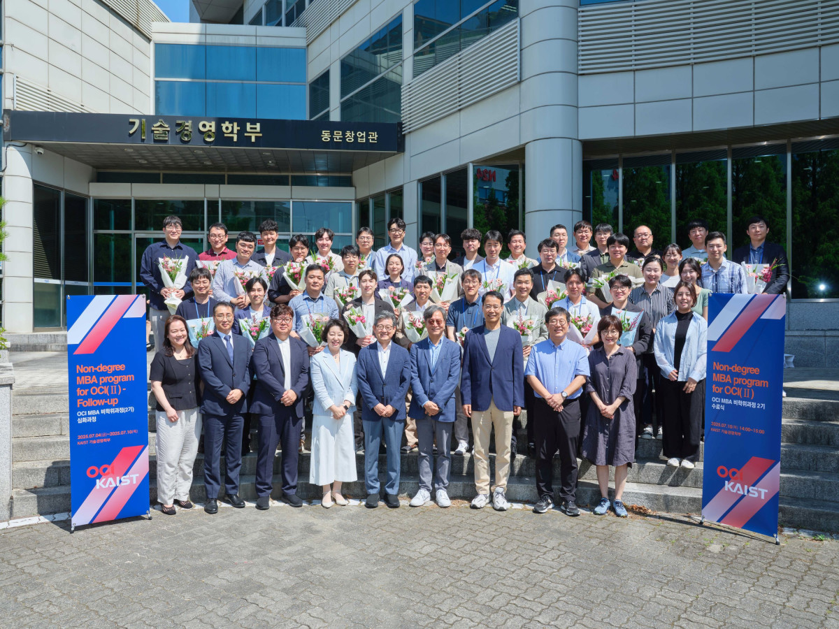 ▲10일 OCI-KAIST MBA 2기 수료식에 참석한 김유신 부회장(앞줄 가운데) 및 관계자들이 기념촬영을 하고 있다. (사진제공=OCI홀딩스)