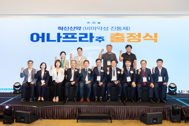▲10일 그랜드 하얏트 서울에서 열린 비보존제약의 ‘어나프라주’의 출정식에서 이두현 회장, 장부환 대표이사를 비롯한 내외빈이 단체사진을 찍고있다.(비보존 제약)
