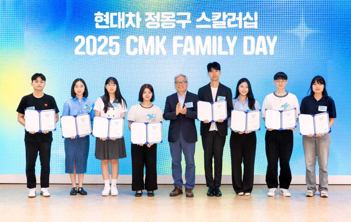 ▲현대차 정몽구 스칼러십에 선발된 대표 신규 장학생 8명이 기념사진 촬영을 하고 있다. 사진 가운데는 현대차 정몽구 재단 정무성 이사장 (사진=현대차 정몽구 재단)