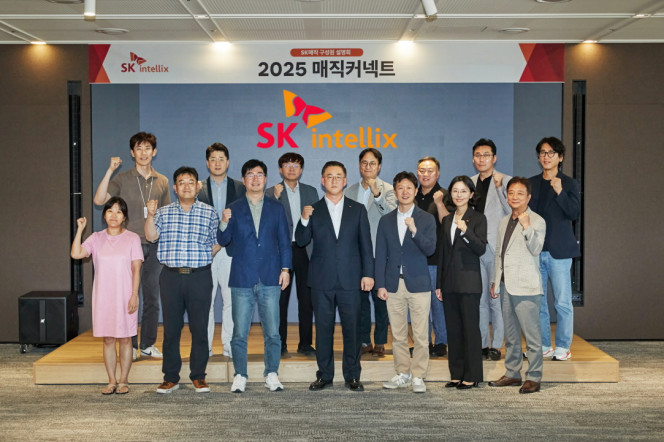 ▲10일 김완성 SK인텔릭스 대표(왼쪽에서 네번째)와 주요 경영진이 사명 변경에 대한 구성원 설명회를 갖고 기념 촬영을 하고 있다. (사진제공=SK인텔릭스)