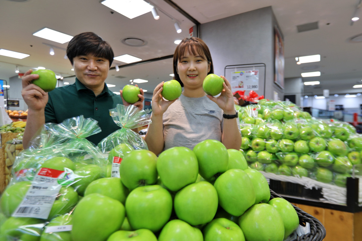 ▲서울시 송파구의 롯데마트 제타플렉스 잠실점 과일매장에서 '썸머킹 사과'를 홍보하는 채희철 MD(왼쪽)와 최현경 MD의 모습. (사진제공=롯데마트쇼핑)