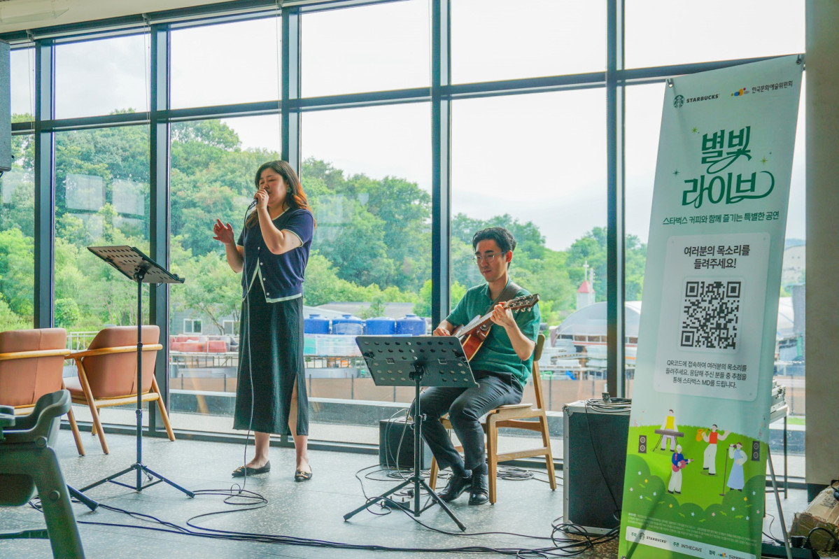 ▲용인양지IC DT점에서 '레인어클락'이 별빛 라이브 공연을 하고 있다 (사진제공=스타벅스코리아)