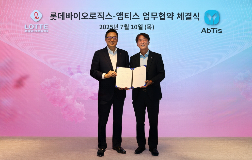 ▲박제임스 롯데바이오로직스 대표이사(왼쪽)와 한태동 앱티스 대표이사가 업무협약 후 기념촬영을 하고 있다. (사진제공=롯데바이오로직스)
