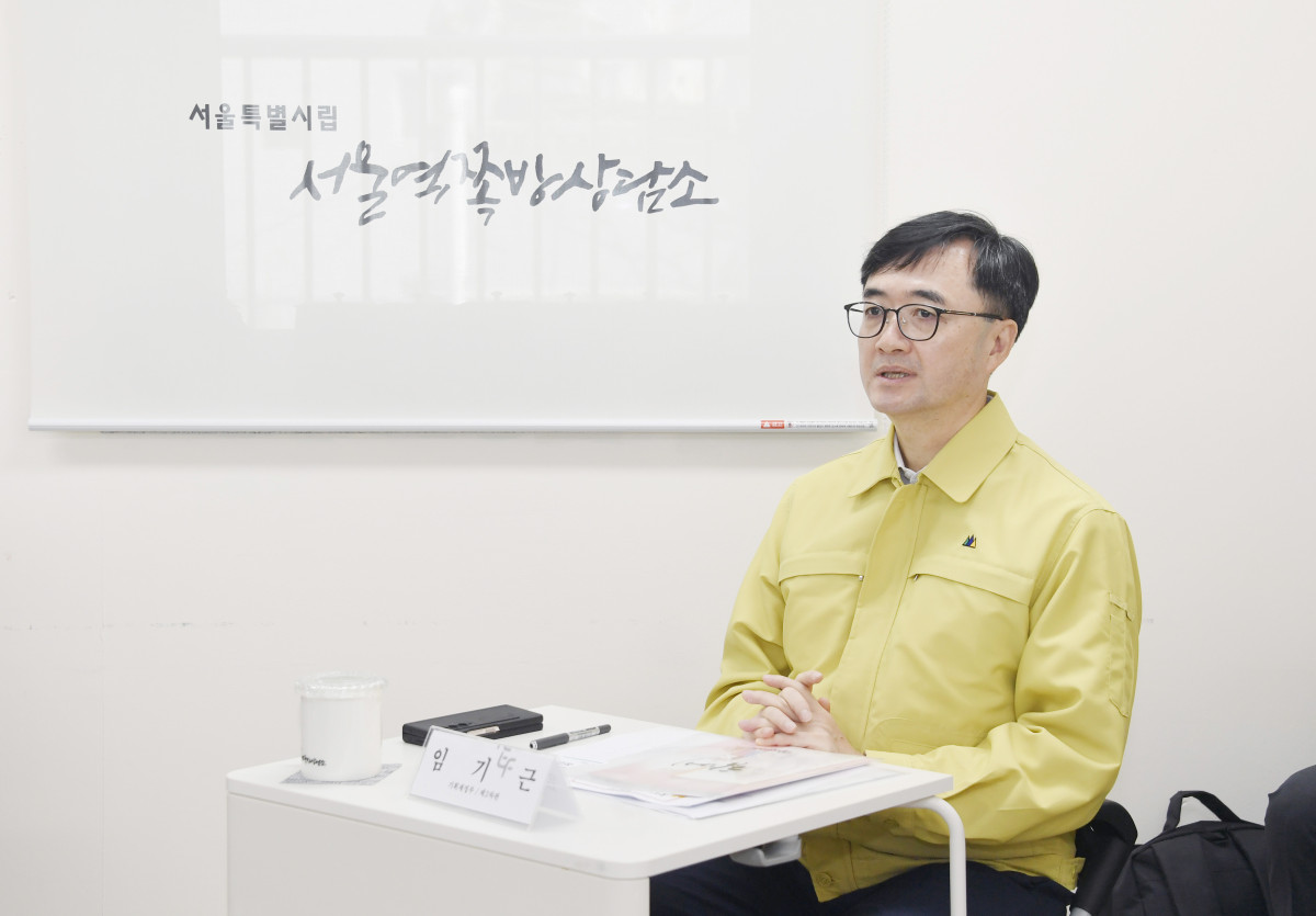 ▲임기근 기획재정부 차관이 7월 11일 오전 서울 용산구 폭염 취약계층 관련 현장을 방문, 쪽방상담소에서 폭염 취약계층 관련 지원사업을 점검하고 있다. (기획재정부)