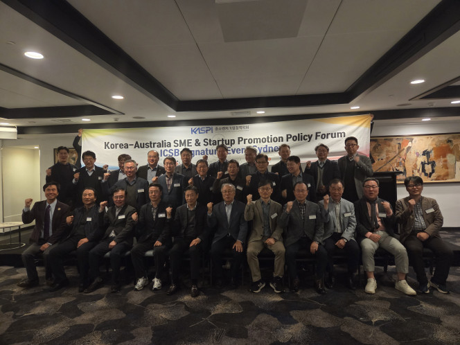 ▲호주 시드니에서 9일부터 이틀간 열린 국제중소기업협의회(ICSB) 하계학술대회에서 참석자들이 기념촬영을 하고 있다. (사진제공=중소벤처기업정책학회)