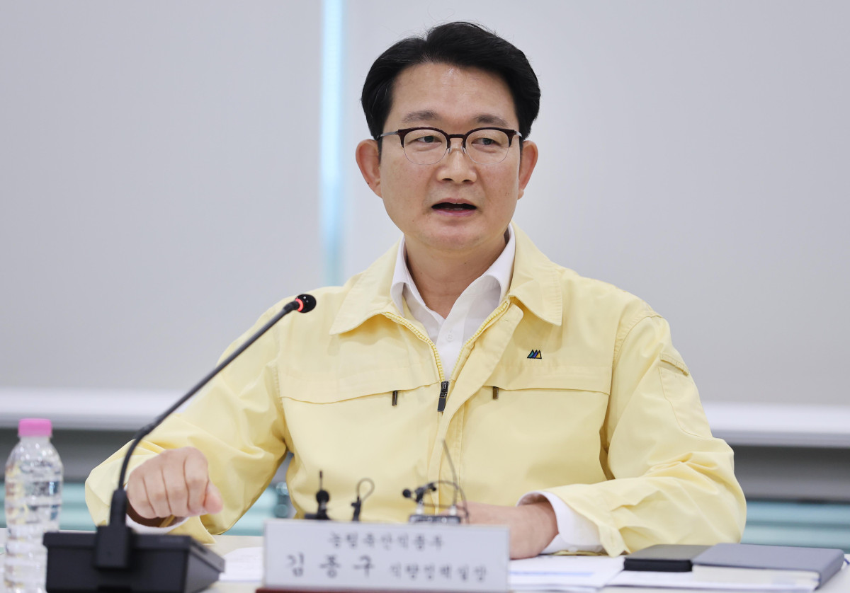 ▲김종구 농림축산식품부 식량정책실장이 11일 축산분야 폭염 대비 추진 상황 긴급 점검 회의를 주재하고 있다. (사진제공=농림축산식품부)