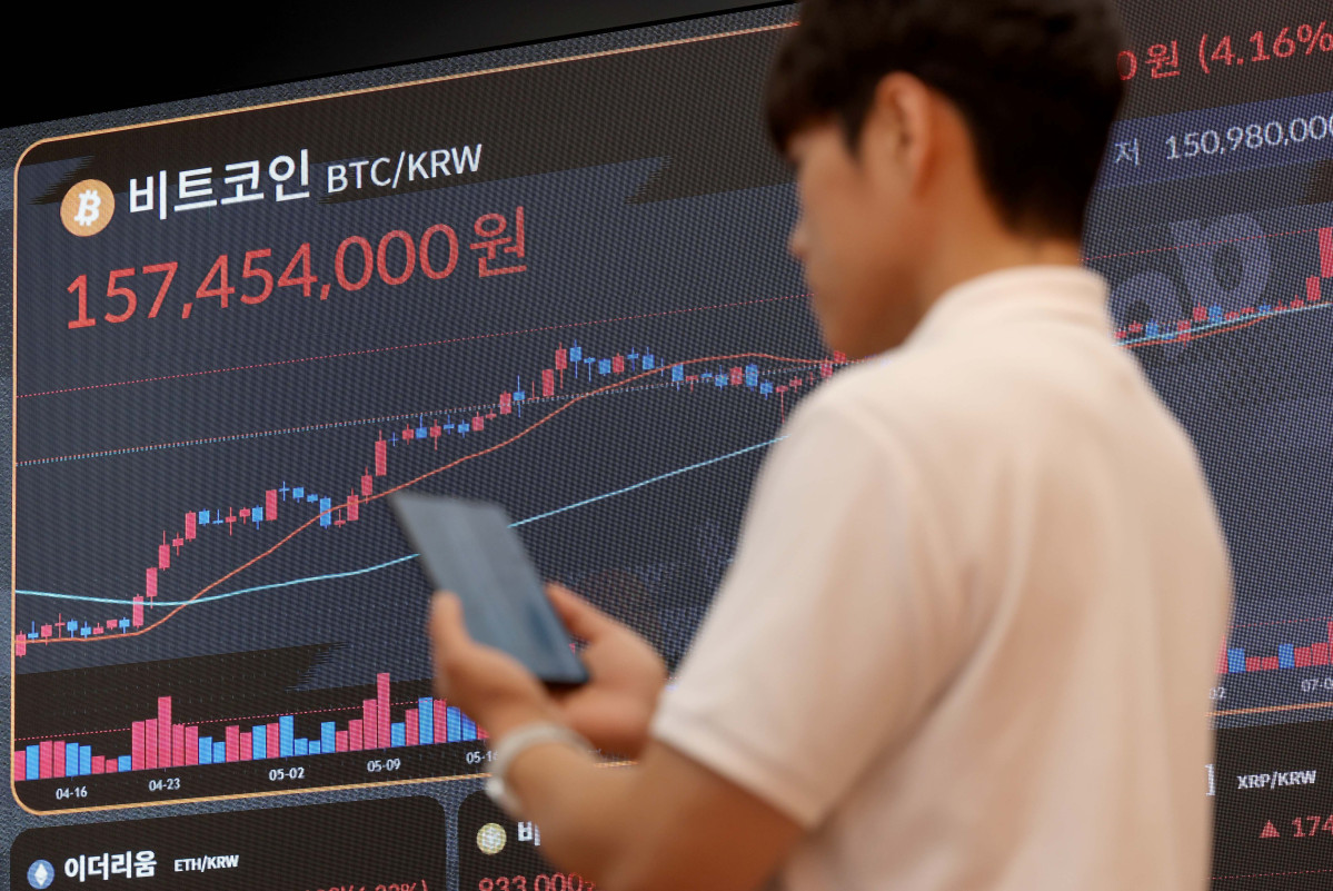 ▲비트코인이 상승세를 보이며 사상 처음 11만6000달러를 넘어서는 등 최고점을 높여가는 가운데 11일 서울 강남구 빗썸라운지 모니터에 비트코인 등 가상자산 실시간 거래가격이 표시되고 있다. 신태현 기자 holjjak@