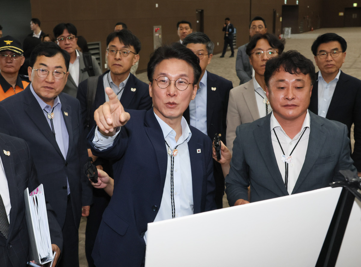 ▲김민석 국무총리가 11일 경북 경주시 화백컨벤션센터(HICO)를 방문해 APEC 정상회의 준비 상황을 점검하고 있다. (연합뉴스)