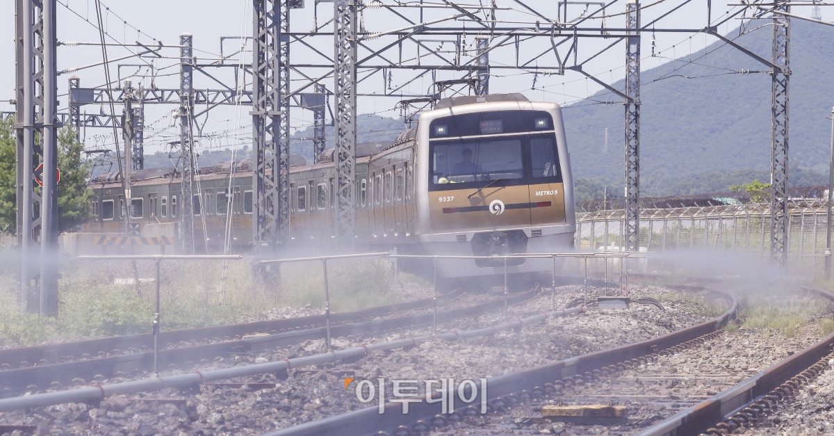 ▲11일 서울 강서구 9호선 개화 차량기지에 레일 온도 상승 방지를 위한 자동살수설비가 운영되고 있다. 조현호 기자 hyunho@