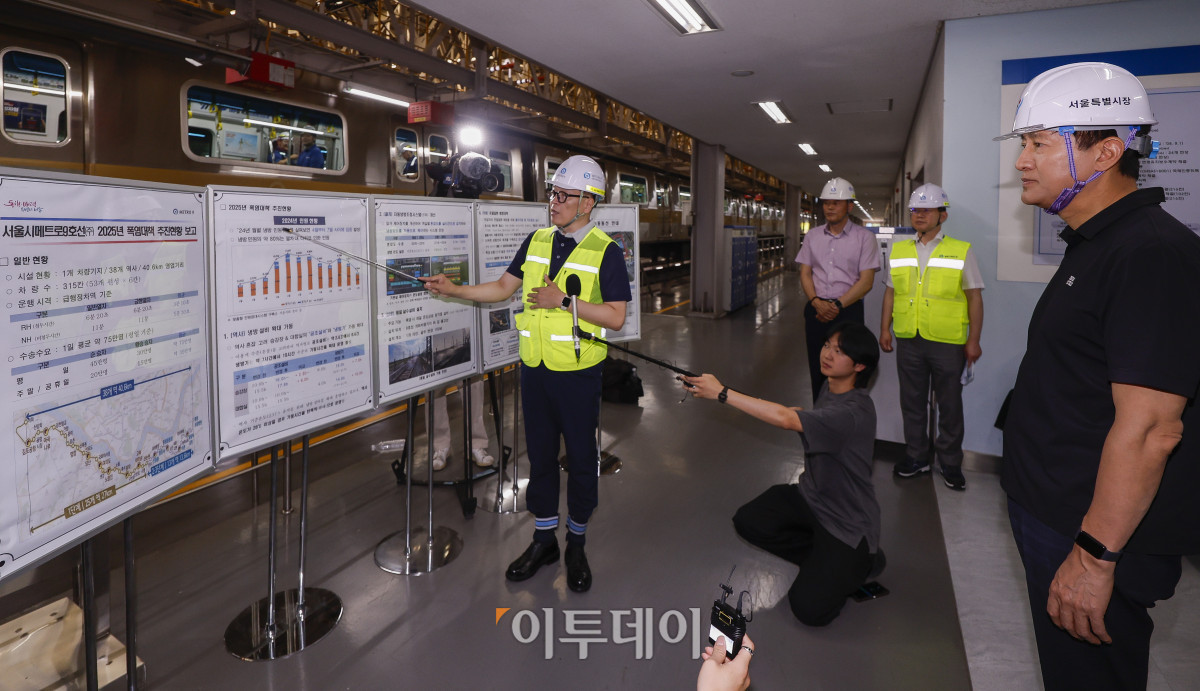▲오세훈 서울시장이 11일 서울 강서구 9호선 개화 차량기지를 방문해 관계자에게 폭염 대비 차량기지 내 폭염 대책에 대한 설명을 듣고 있다. 조현호 기자 hyunho@