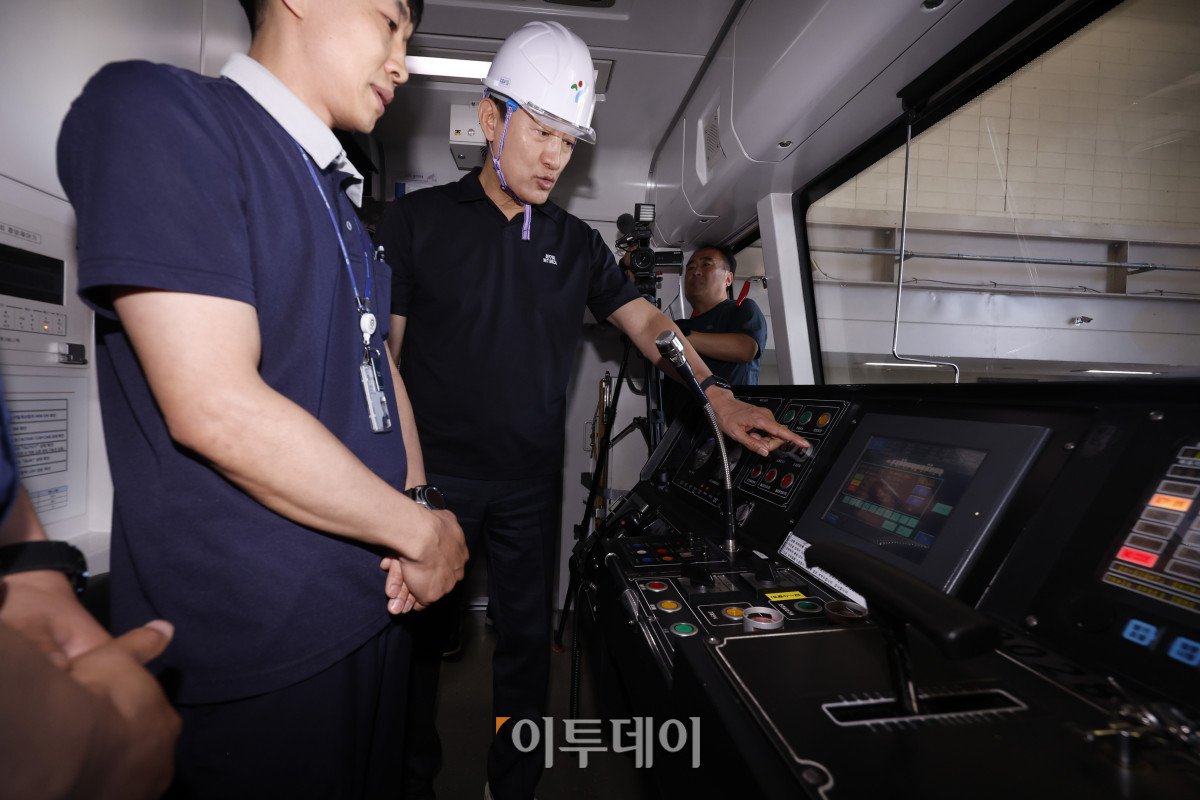 ▲오세훈 서울시장이 11일 서울 강서구 9호선 개화 차량기지를 방문해 기관사에게 자동냉방제어시스템에 대한 설명을 듣고 있다. 조현호 기자 hyunho@