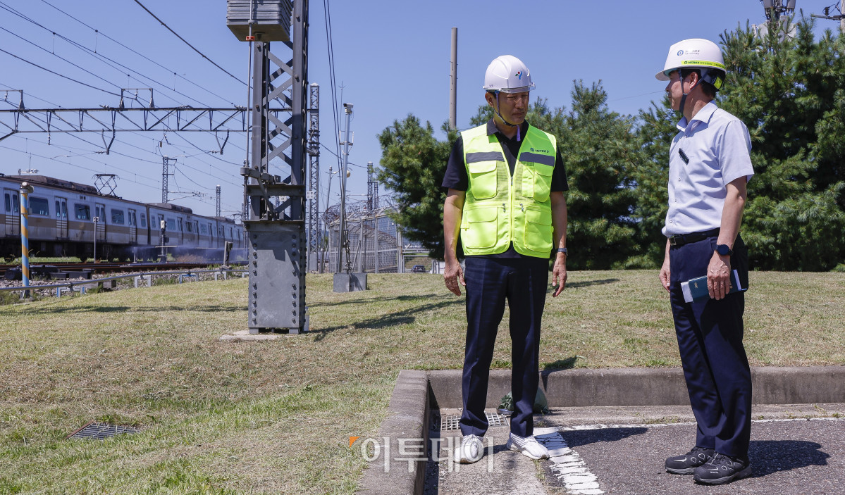 ▲오세훈 서울시장이 11일 서울 강서구 9호선 개화 차량기지를 방문해 폭염 대비 차량 기지 내 레일 온도 상승 상승 방지를 위한 자동살수장치에 대한 설명을 듣고 있다. 조현호 기자 hyunho@