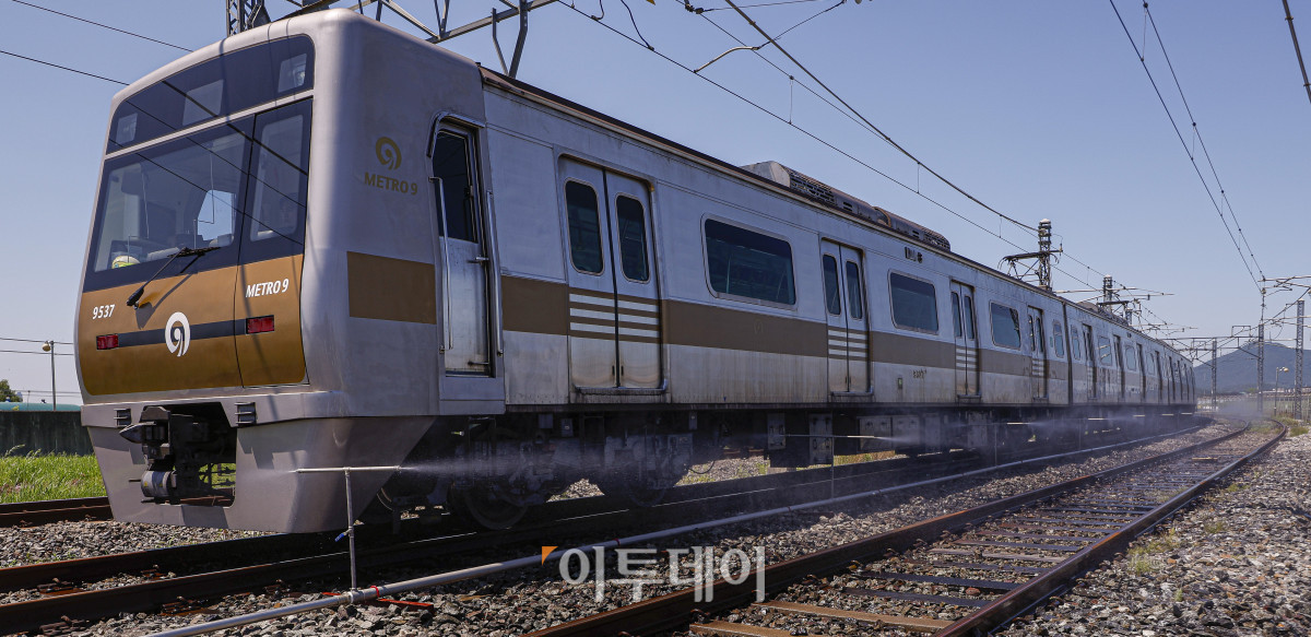 ▲11일 서울 강서구 9호선 개화 차량기지에 레일 온도 상승 방지를 위한 자동살수설비가 운영되고 있다. 조현호 기자 hyunho@