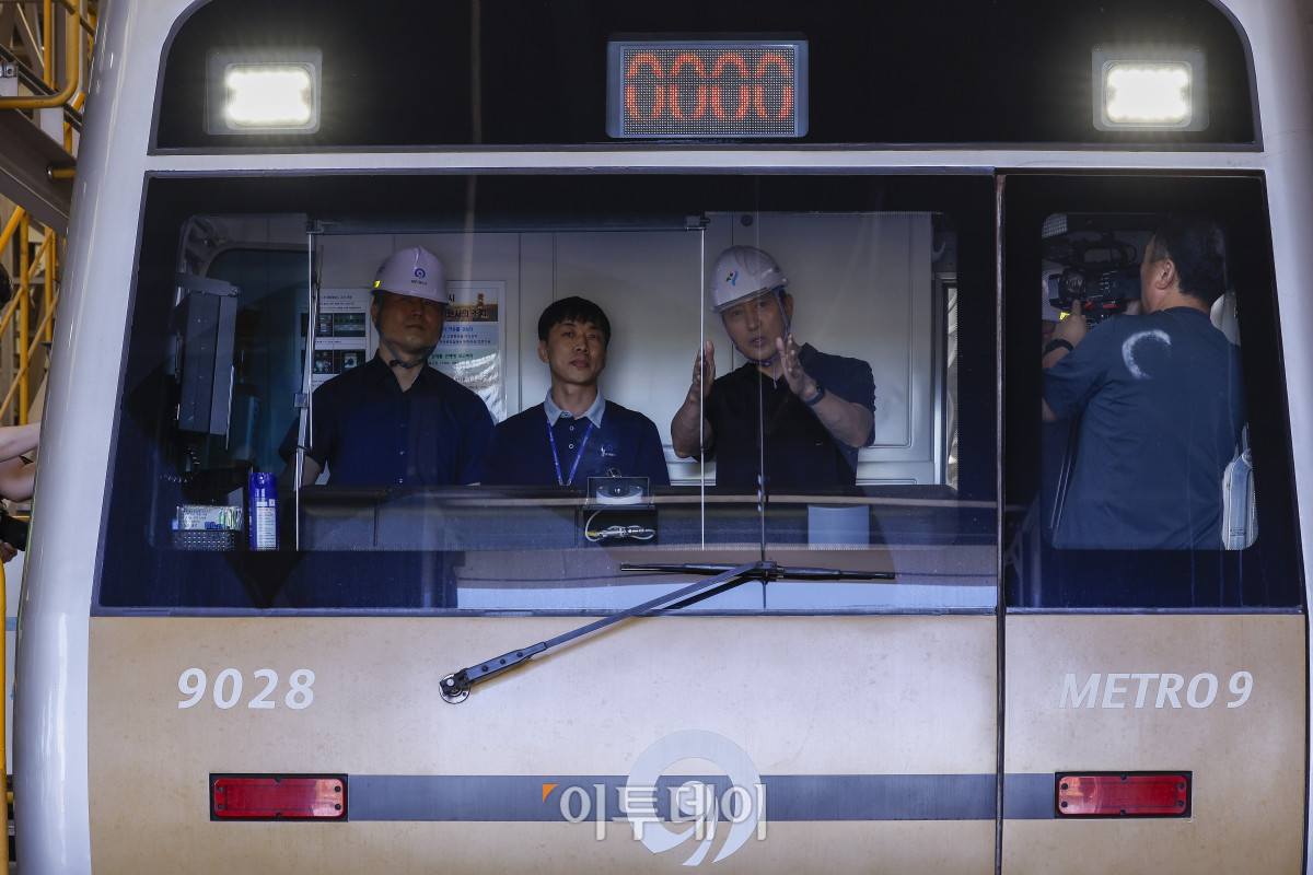 ▲오세훈 서울시장이 11일 서울 강서구 9호선 개화 차량기지를 방문해 기관사에게 자동냉방제어시스템에 대한 설명을 듣고 있다. 조현호 기자 hyunho@