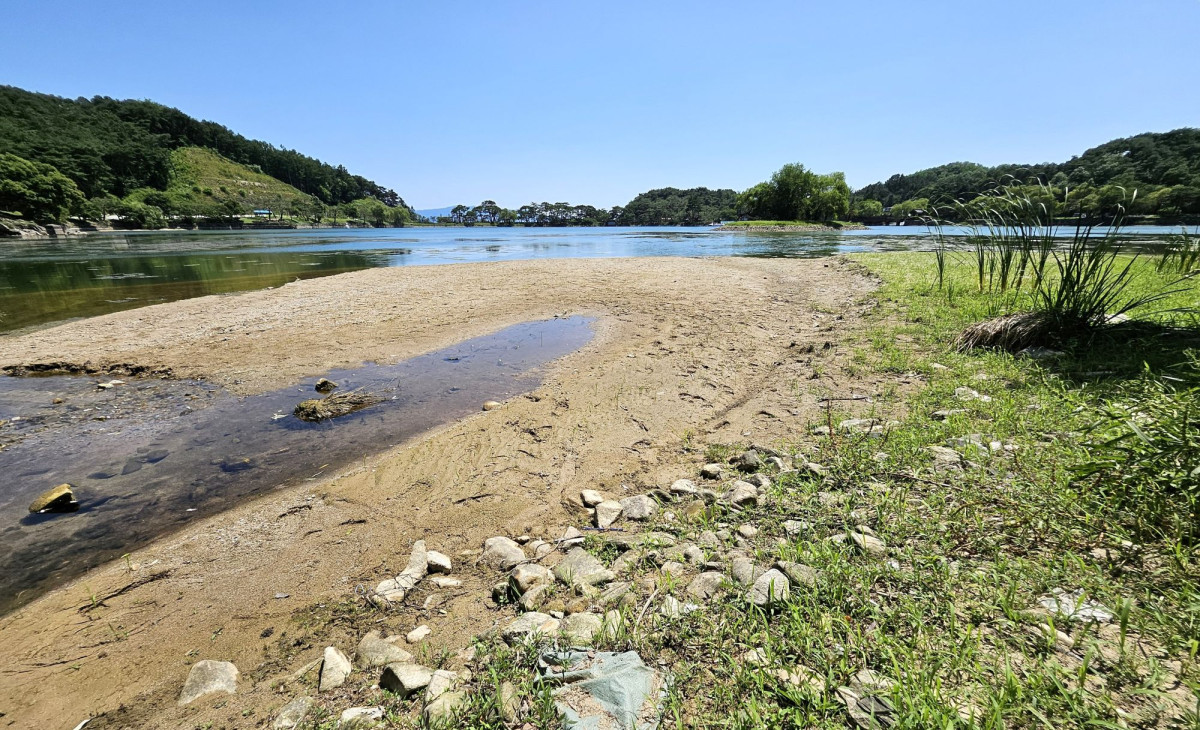 ▲행정안전부가 가뭄 예경보를 발효한 10일 충북 제천시 의림지가 바닥을 드러내고 있다. (뉴시스)