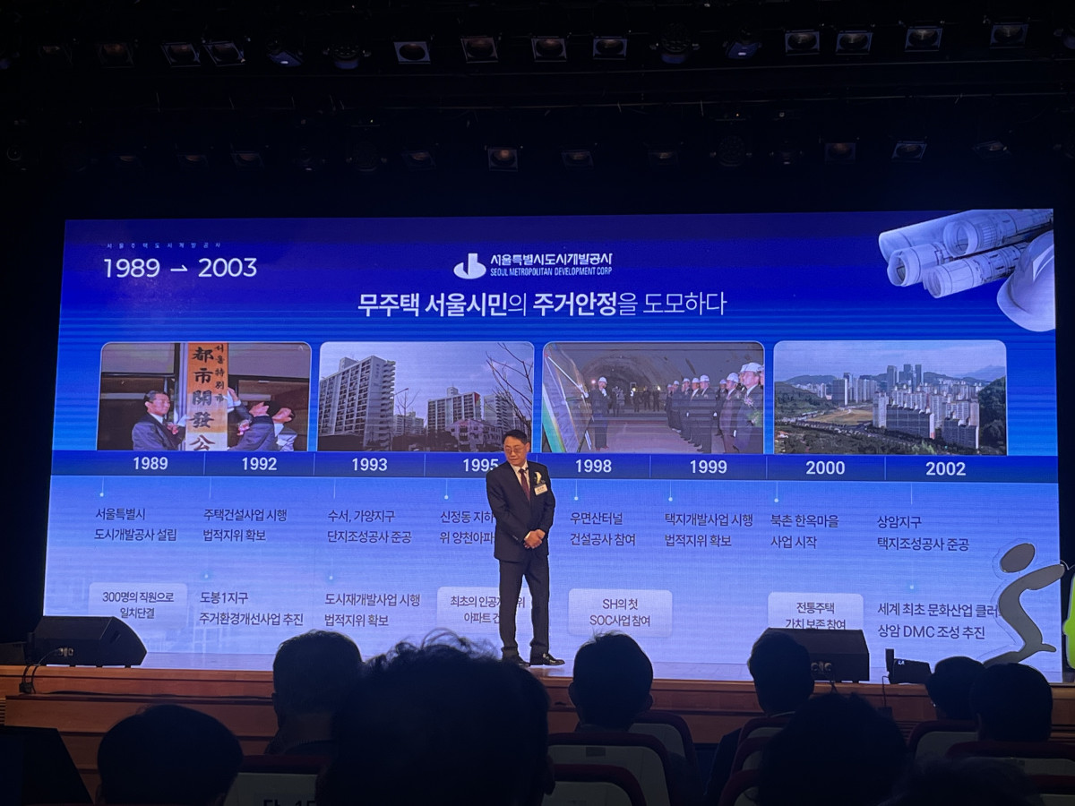 ▲11일 SH 본사 대강당에서 열린 ‘서울주택도시개발공사 출범식 및 비전 선포식’에 참석한 황상하 SH사장이 새로운 비전을 발표하고 있다. (한진리 기자 truth@)